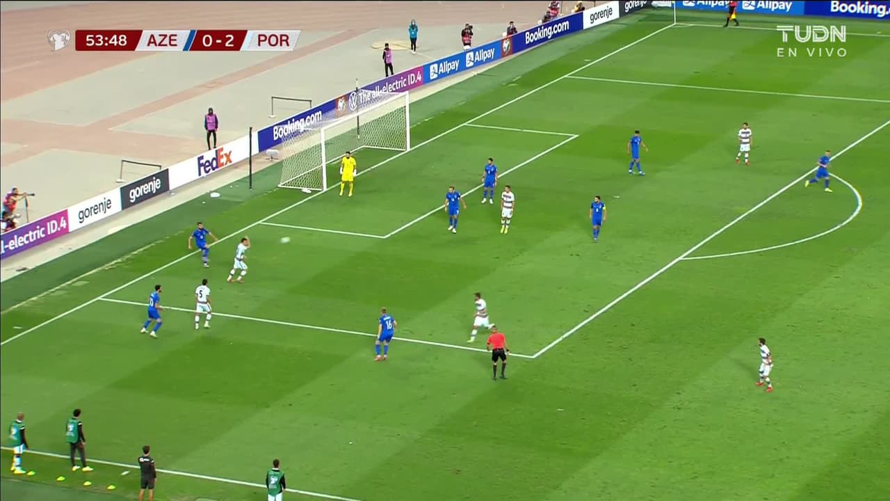 ¡TIRO ATAJADO! disparo por Bruno Fernandes.