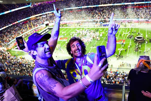 Los otros equipos de Los Ángeles como 
<a href="https://www.univision.com/local/los-angeles-kmex/los-dodgers-se-coronan-campeones-de-la-serie-mundial-de-beisbol-tras-32-anos-de-espera-por-el-titulo-video" target="_blank">Los Dodgers</a> y 
<a href="https://www.univision.com/local/los-angeles-kmex/casi-80-arrestos-y-negocios-destrozados-la-otra-cara-de-las-celebraciones-por-el-triunfo-de-los-lakers-en-los-angeles-fotos" target="_blank">Los Lakers</a> no pudieron tener el tradicional desfile en la ciudad, ya que sus victorias fueron en 2020, en medio de la crisis de la pandemia de coronavirus.