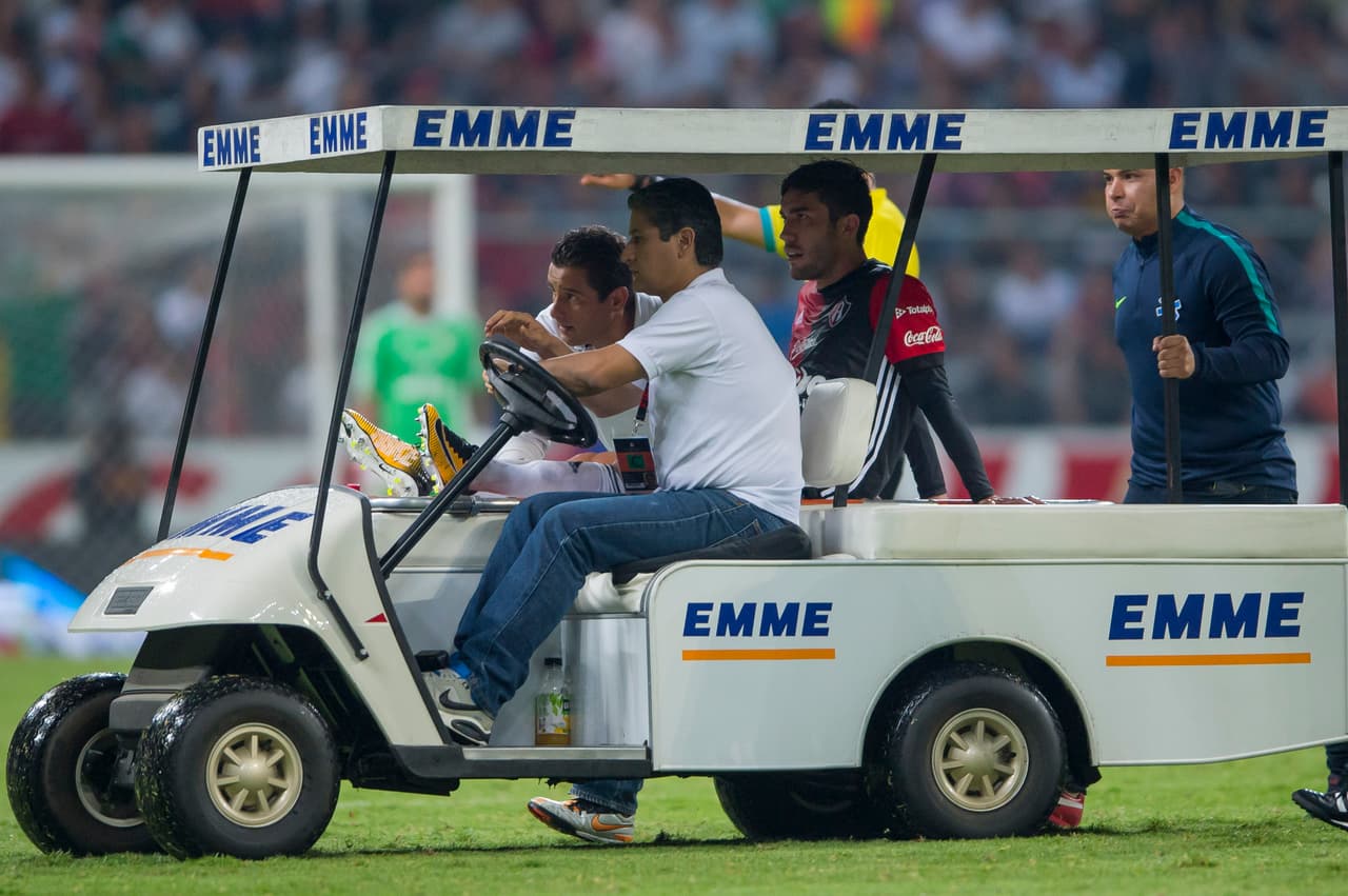 Juan Pablo Vigón de Atlas tuvo que salir de cambio tras un choque en el segundo tiempo.