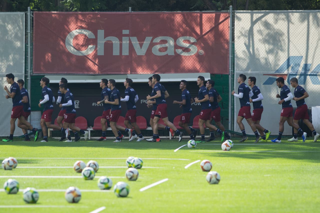 El entrenamiento de Chivas de Guadalajara estuvo marcado por el anuncio de que Oribe Peralta, goleador del gran rival América, será parte de la plantilla para el Apertura 2019.