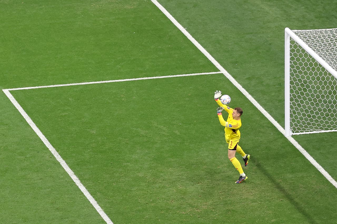 Neuer detuvo un potente disparo en los primeros minutos.