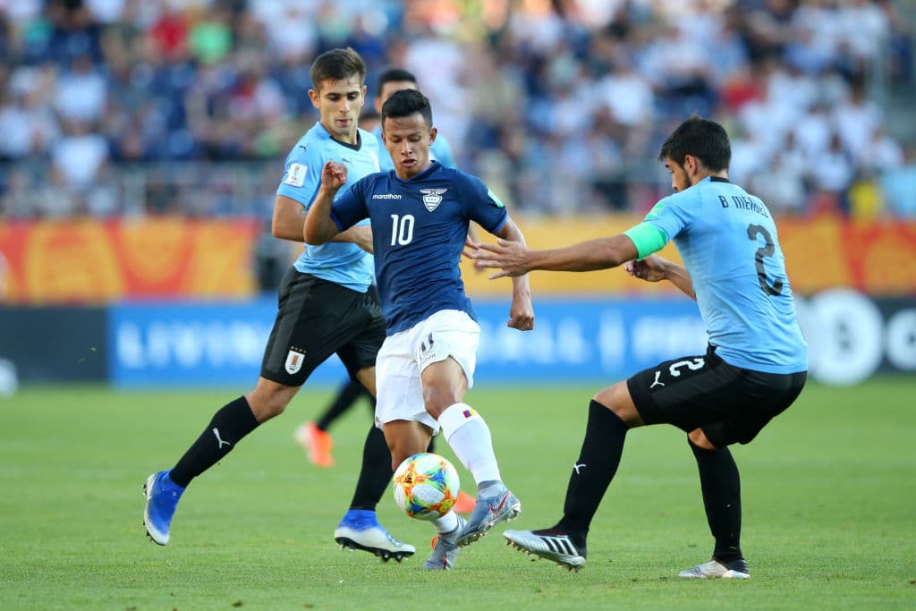 Los uruguayos contuvieron varios minutos a Ecuador hasta que una pena máxima cambió las cosas.