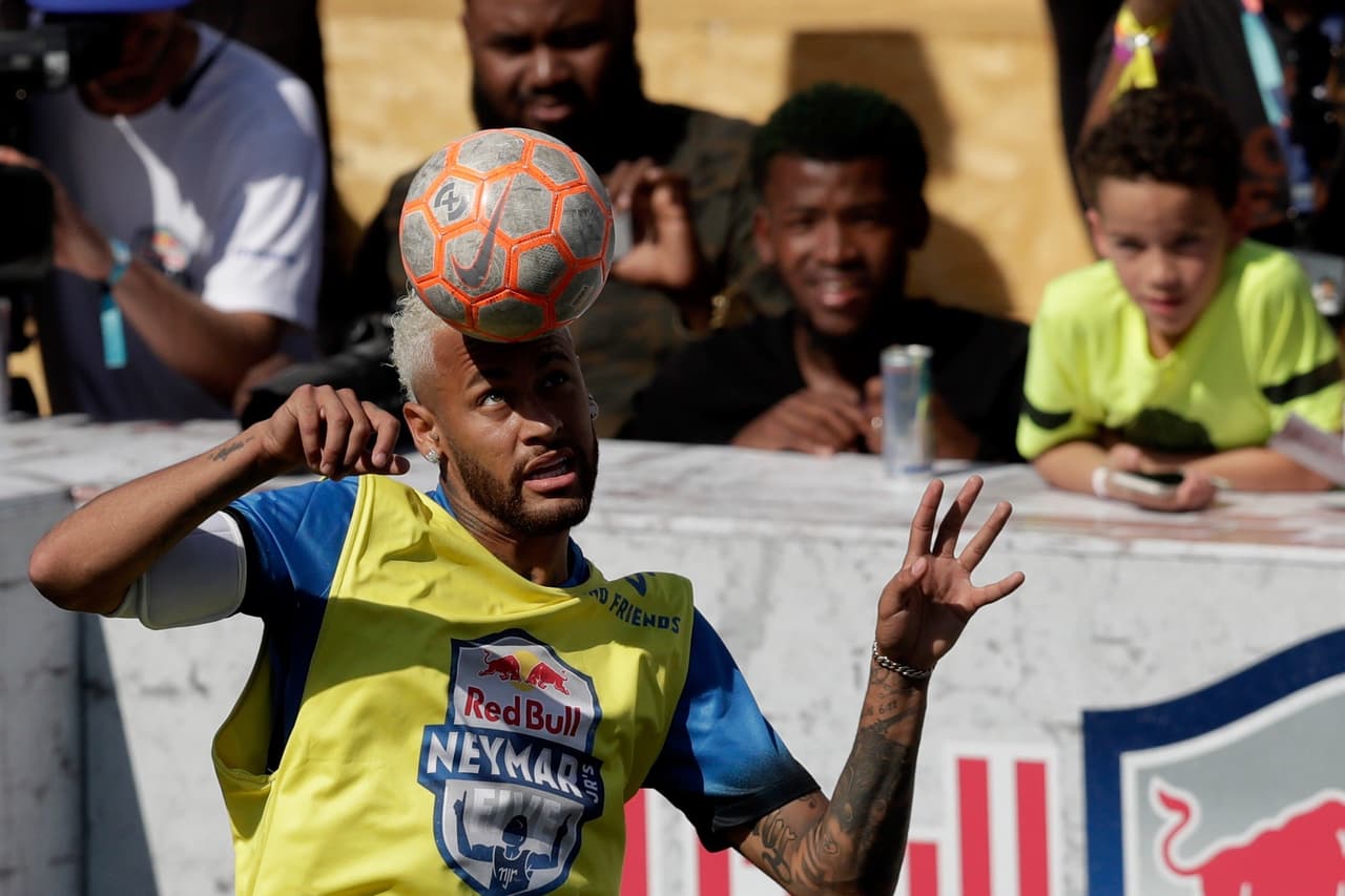 Neymar hizo parte de un partido a beneficio de su fundación en Brasil donde mostró todas sus habilidades, mientras sigue en rebeldía con el PSG.