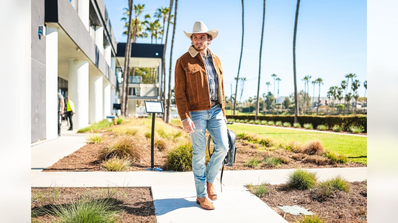 De traje, casual, formal, jeans, trajes, zapatos, tenis, gorras y con mucho glamour, los jugadores tanto de los Cincinnati Bengals y Los Angeles Rams hacen su primera aparición previa al Super Bowl LVI con estos diversos looks.