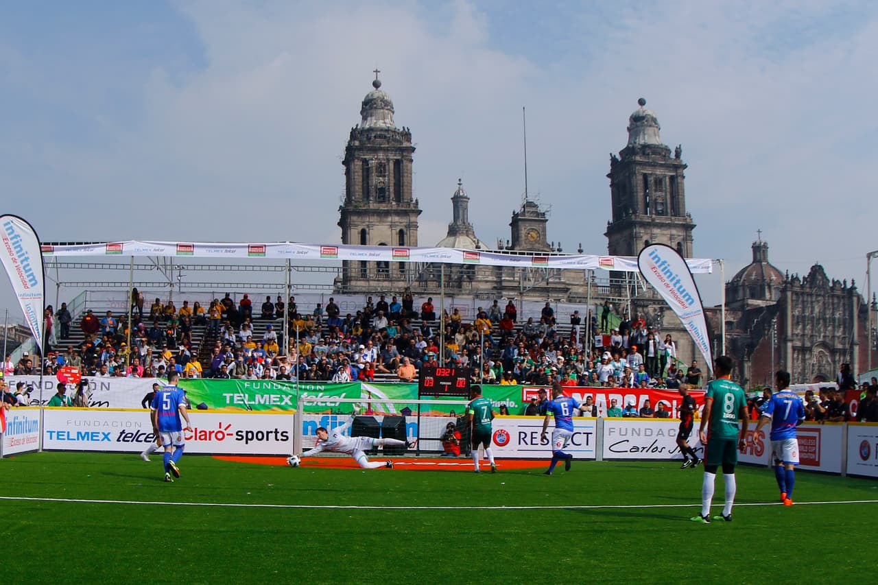 La Plaza del Zócalo en Ciudad de México recibió la inauguración del Homeless World Cup, el Mundial de Fútbol de Personas sin Hogar, en su edición 16 con más de 500 participantes de 47 países en masculino y femenino.