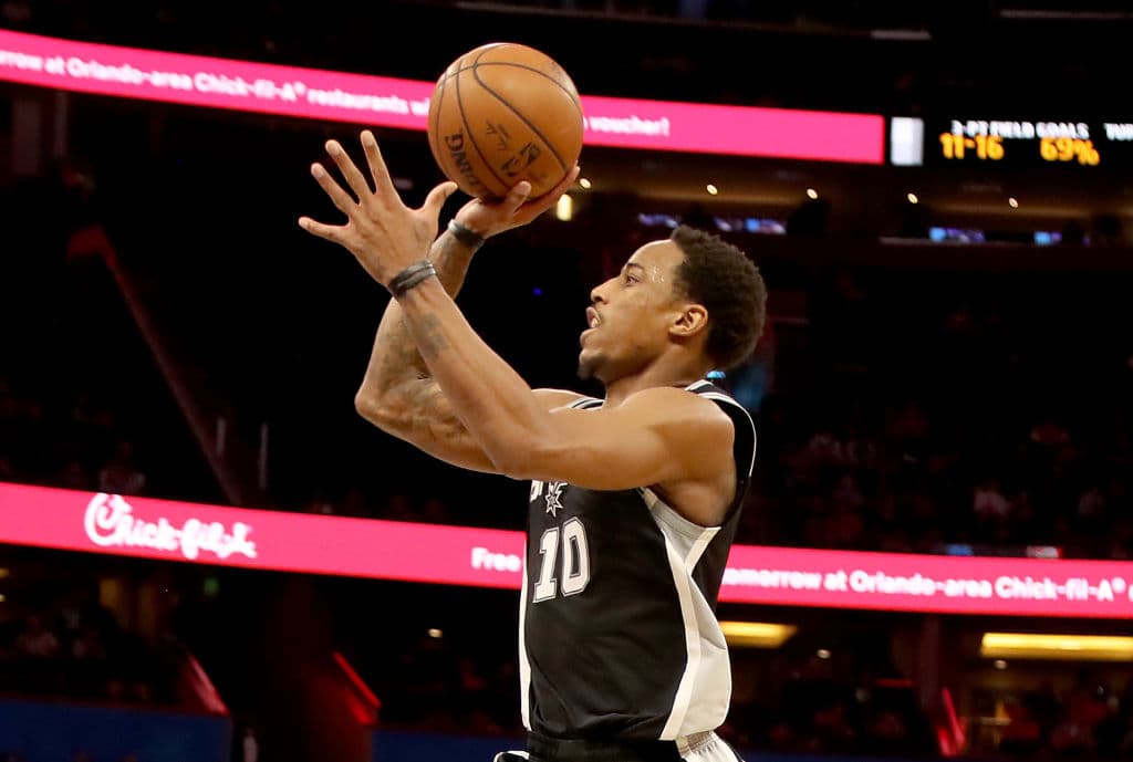 Y hablando del séptimo clasificado de la Conferencia del Oeste, los 
<b>San Antonio Spurs</b> tienen un equipo muy balanceado pero liderado por su nueva adquisición de esta campaña, el estelar guardia 
<b>DeMar DeRozan</b> quien tendrá como dura prueba medirse a los Denver Nuggets, el dos del Oeste.