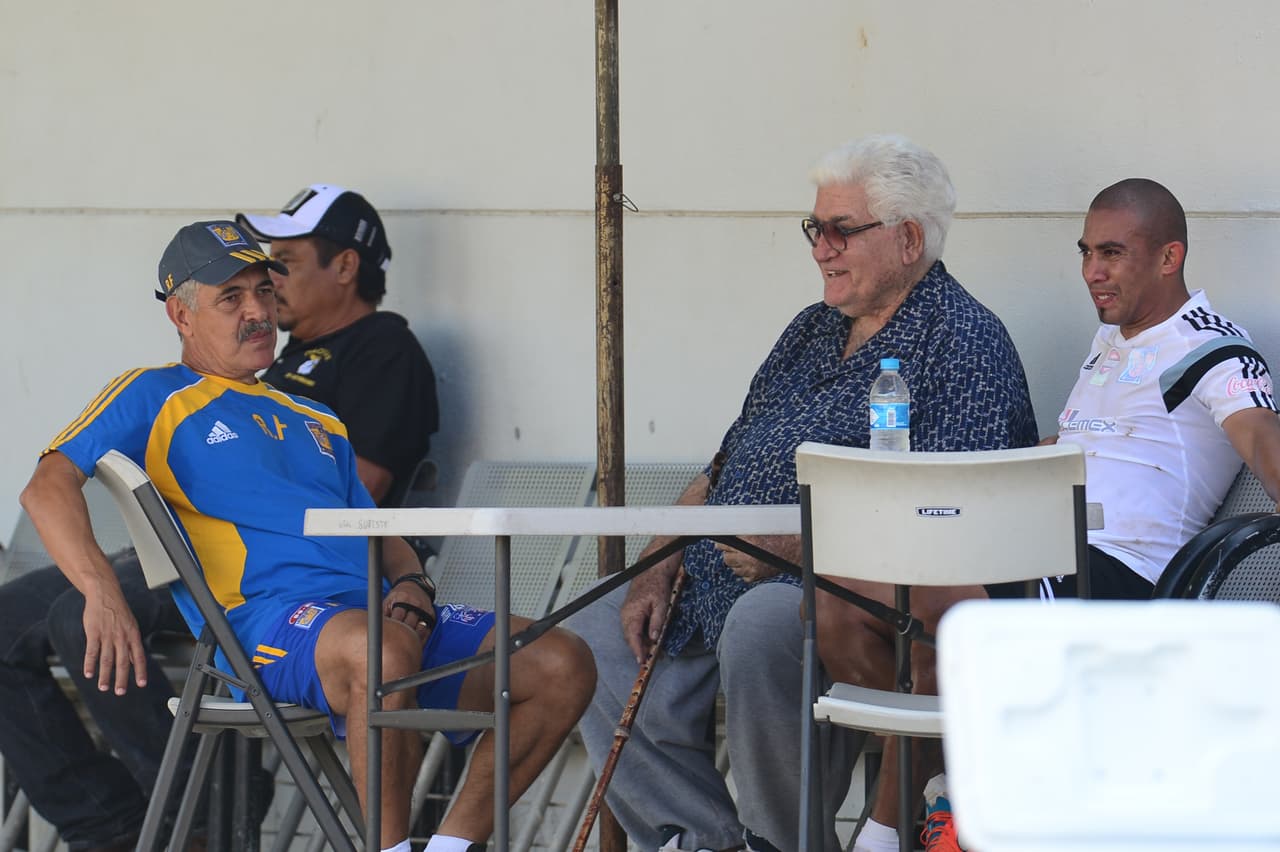 Incluso otros referentes como Ricardo 'Tuca Ferretti', de paso dilatado por Tigres, escucharon con atención las recomendaciones de Miloc.