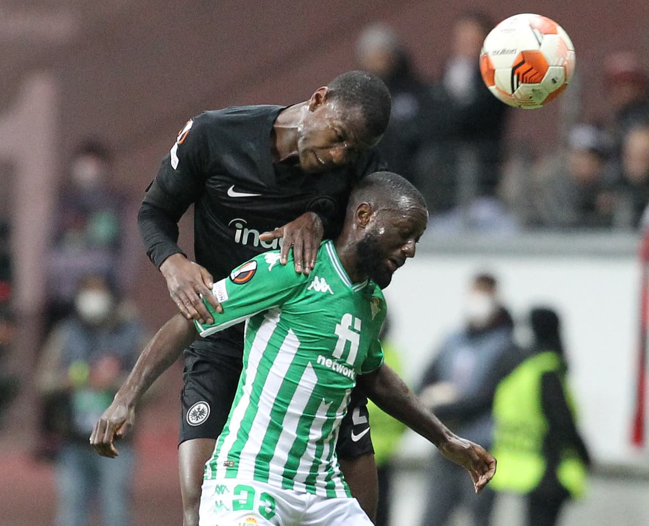 El Eintracht Frankfurt echó al Betis con un global de 3-2 tras empatar en tiempos extra por 1-1.