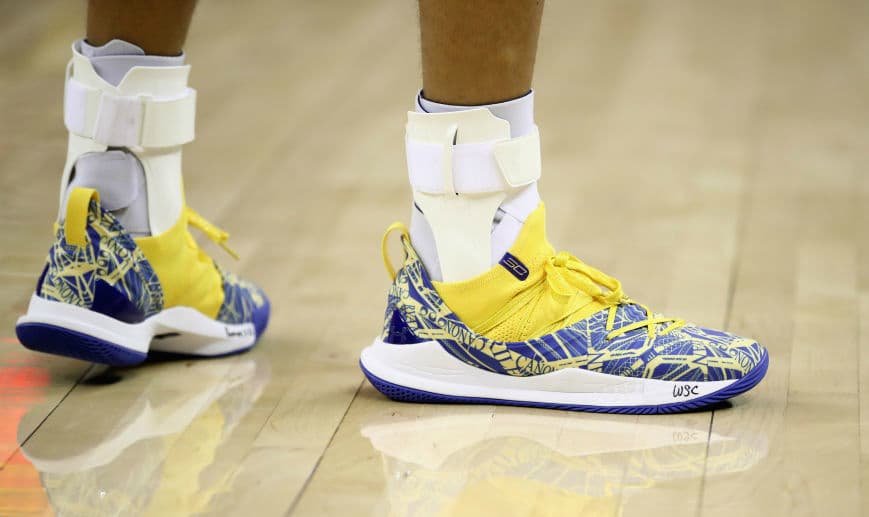 Stephen Curry usando sus 'signature shoes' los Curry 5 'Fired Up', en el partido de sus Warriors en Oracle Arena ante el Thunder de OKC.