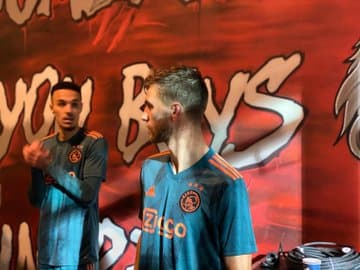 Edson Álvarez juega los 90 minutos en la derrota del Ajax 1-0 ante el AZ Alkmaar con gol de Boadu al minuto 90.