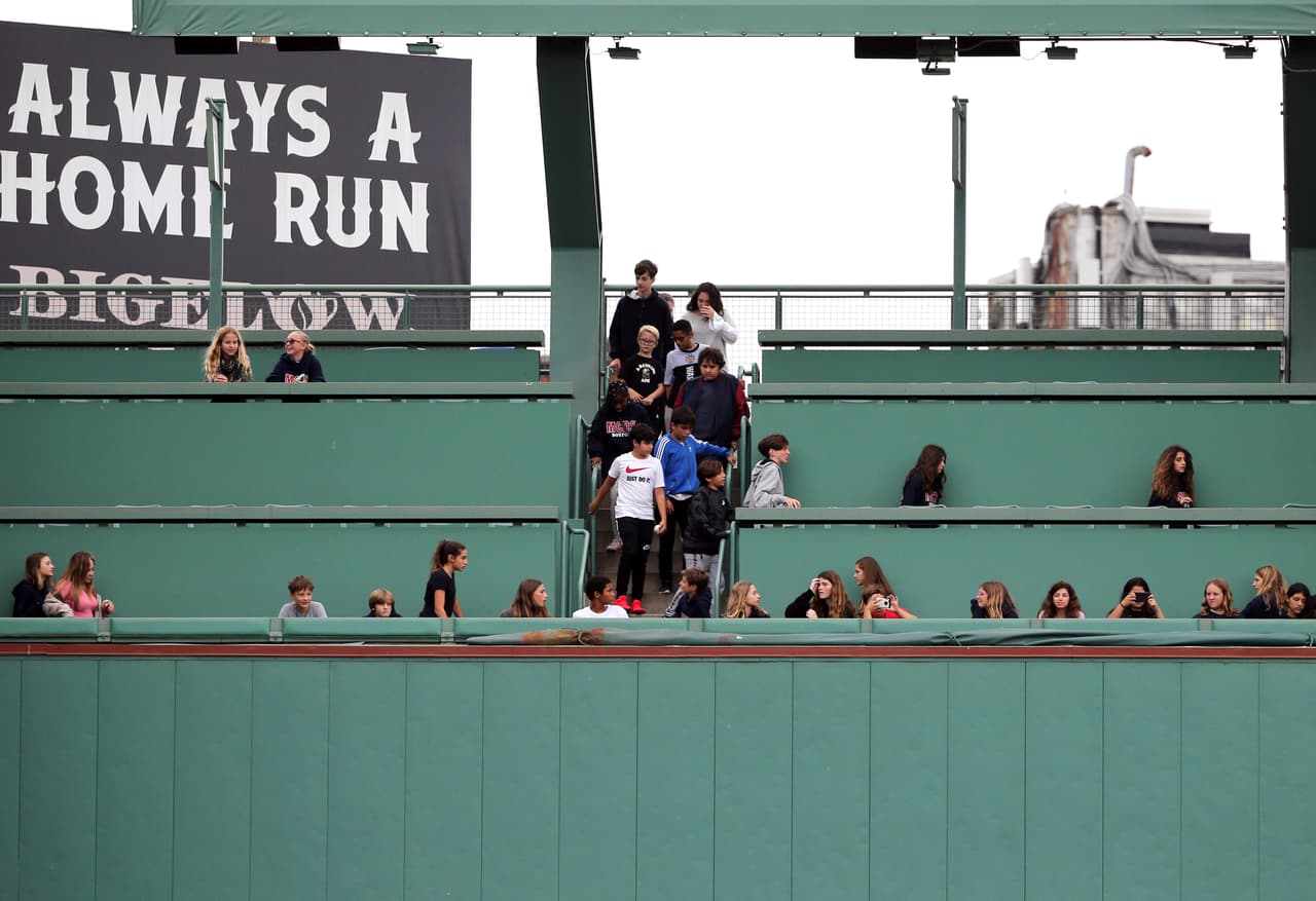 Algunos aficionados, desde las tribunas que están por encima del 'Monstruo Verde', acudieron a presenciar la practica de sus Red Sox previo a lo que promete ser una pelea de pesos pesados.