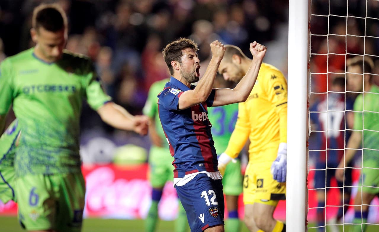 El defensa del del Levante Coke celebra el gol marcado en propia puerta por el delantero del Betis, Loren.