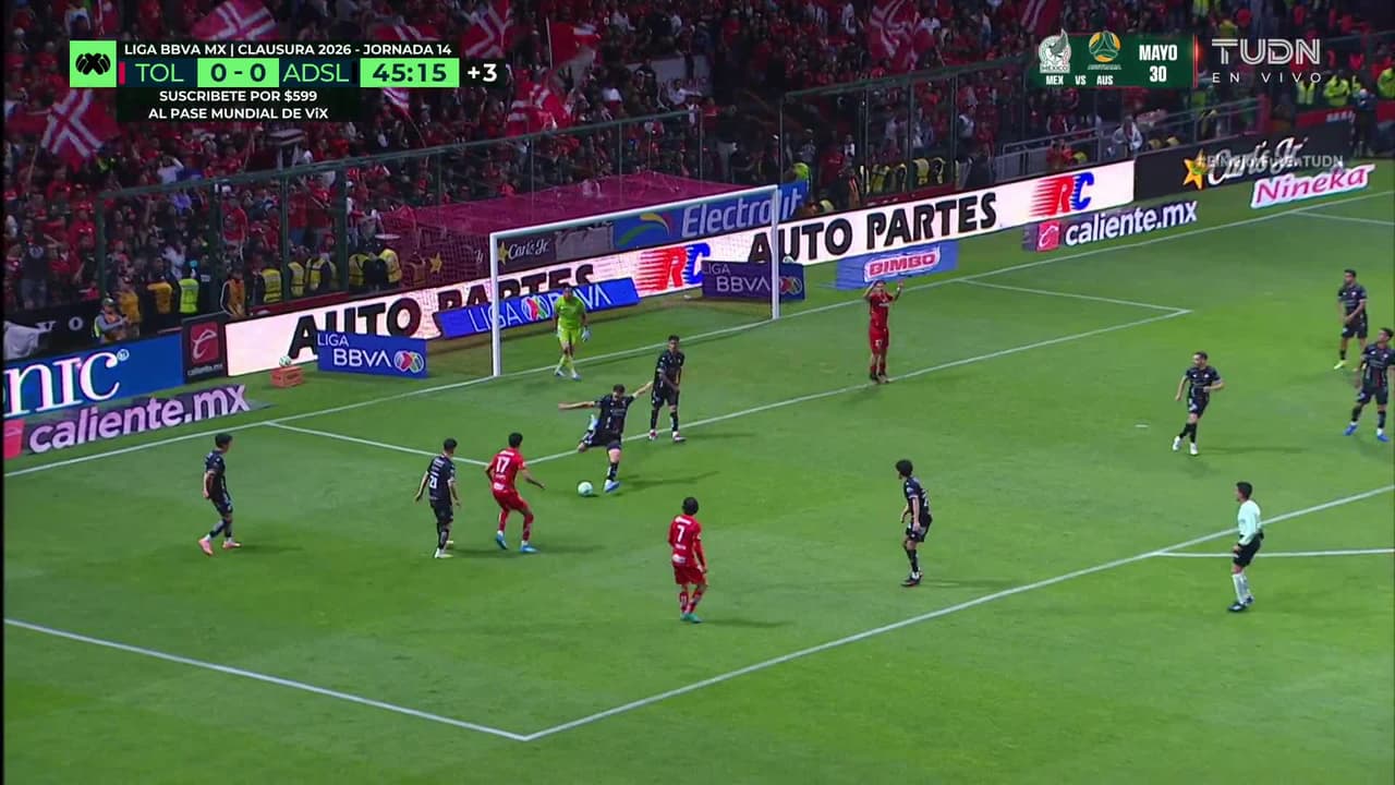 ¡TIRO ATAJADO! disparo por Mauricio Isaís.