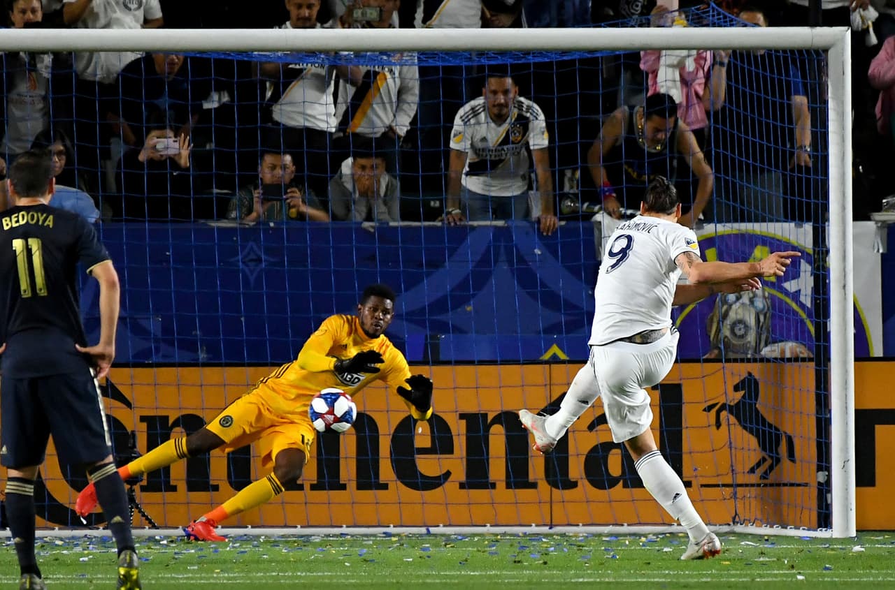 Zlatan Ibrahimovic (derecha) marcó sin problemas la pena máxima al minuto 36 del primer tiempo el 2-0 para LA Galaxy.