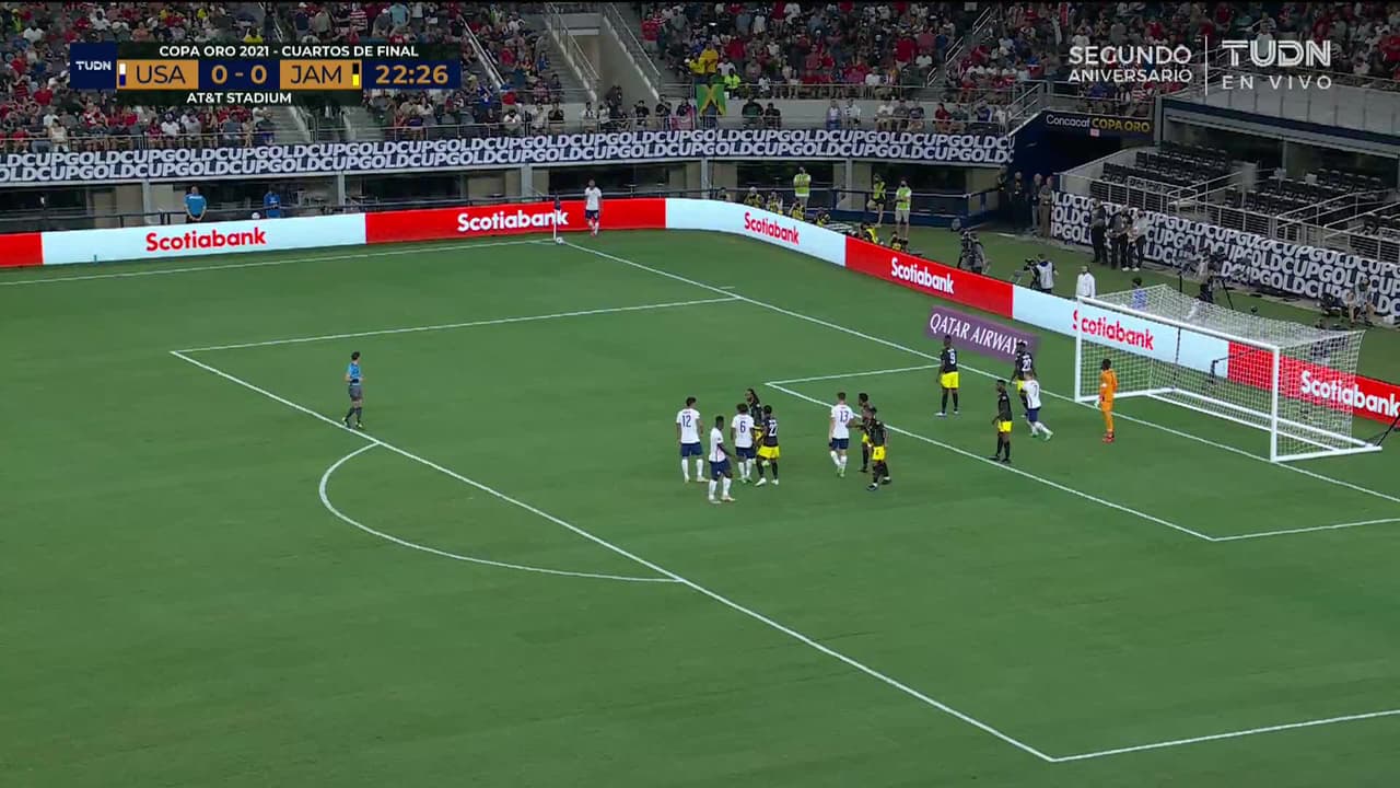 ¡TIRO ATAJADO! disparo por Matthew Hoppe.