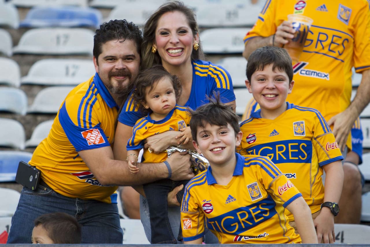 El colorido de la afición en la Jornada 9