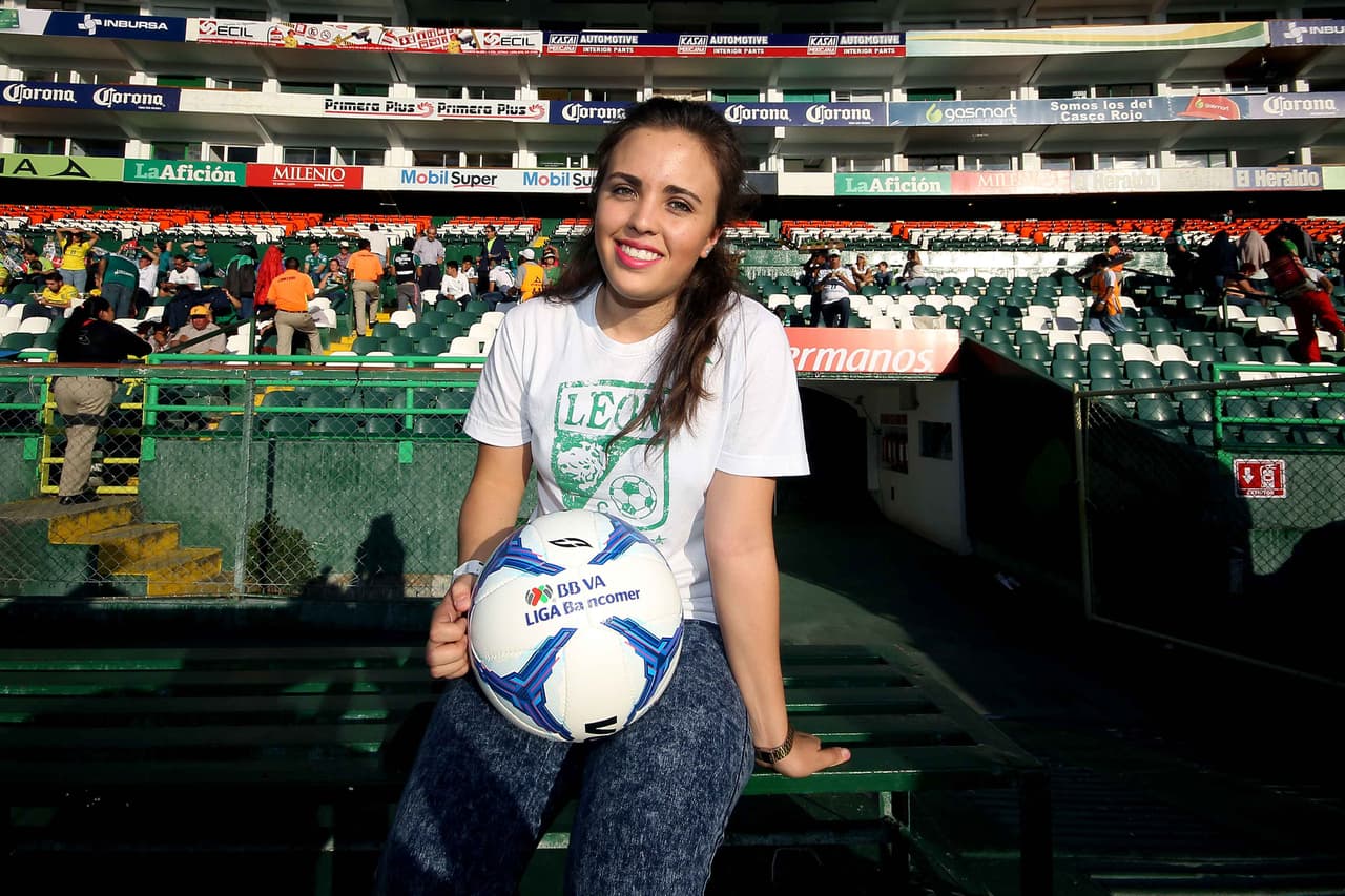 El colorido de la afición en la Jornada 9