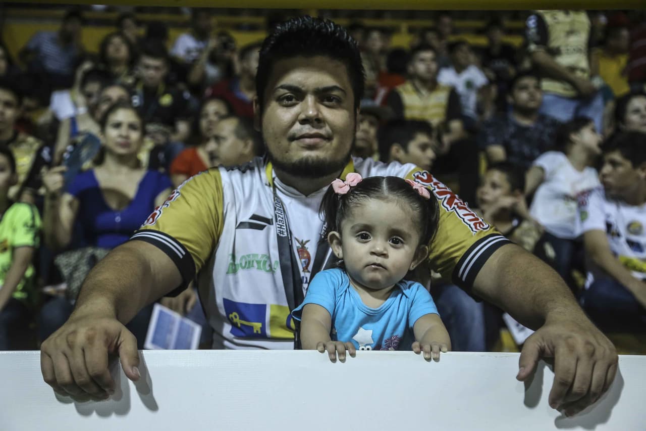 El colorido de la afición en la Jornada 9