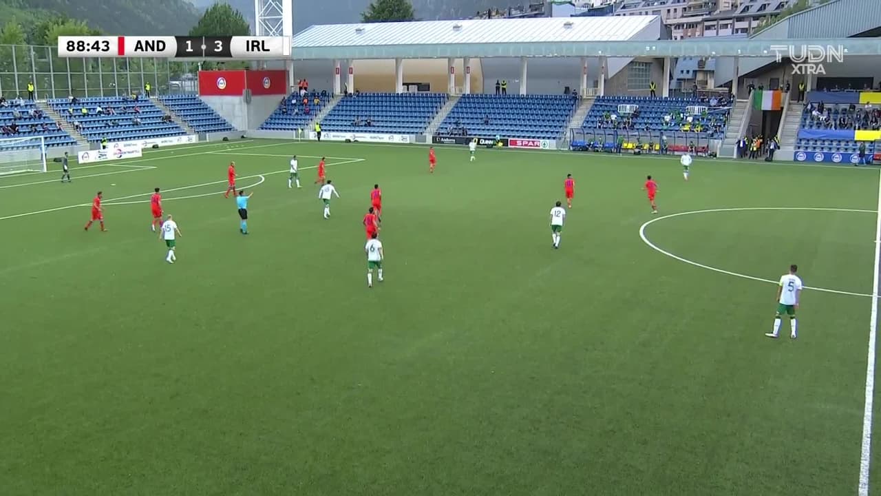 ¡GOL!  anota para Irlanda. Daryl Horgan