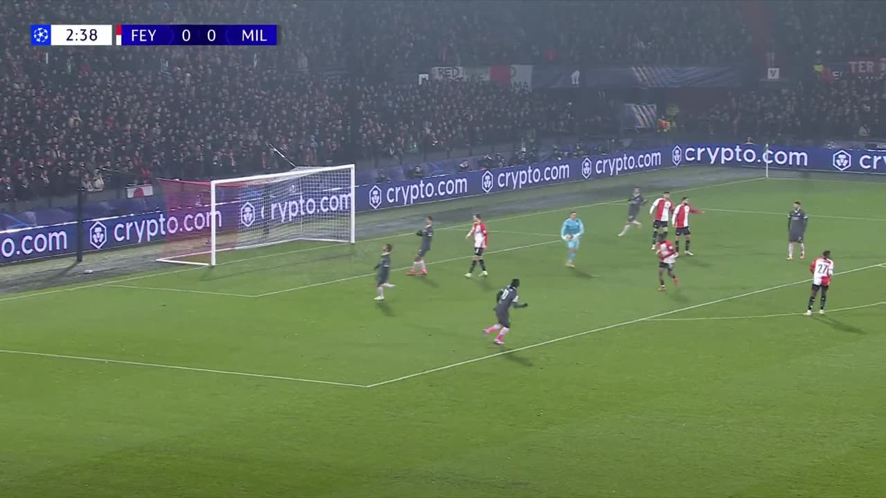 ¡GOL!  anota para Feyenoord. Igor Paixão