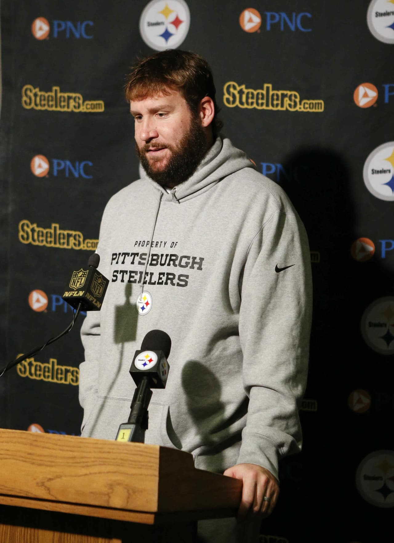Roethlisberger tiene desgarrados los ligamentos y esguince en el hombro derecho