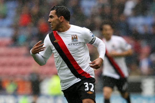 El argentino Carlos Tévez encaminó el triunfo de su equipo con el primer gol.