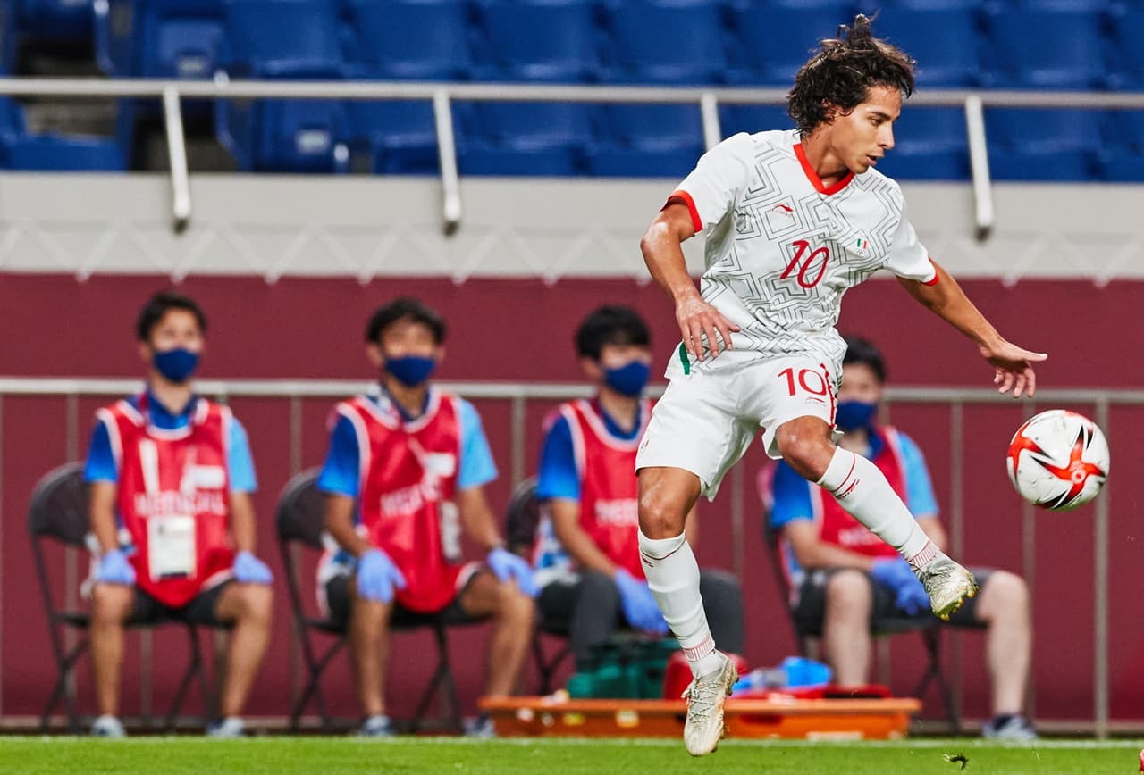 La selección mexicana cae ante los locales 2-1 durante su segundo partido en los Juegos Olímpicos de Tokyo 2020. México se jugará su pase a Cuartos de Final el miércoles ante Sudáfrica. Takefusa Kubo anotó el primer tanto para la escuadra nipona, seguido de Doan al 11'; el 'Piojo' Alvarado anotó al minuto 85' pero no le alcanzó a la escuadra azteca.