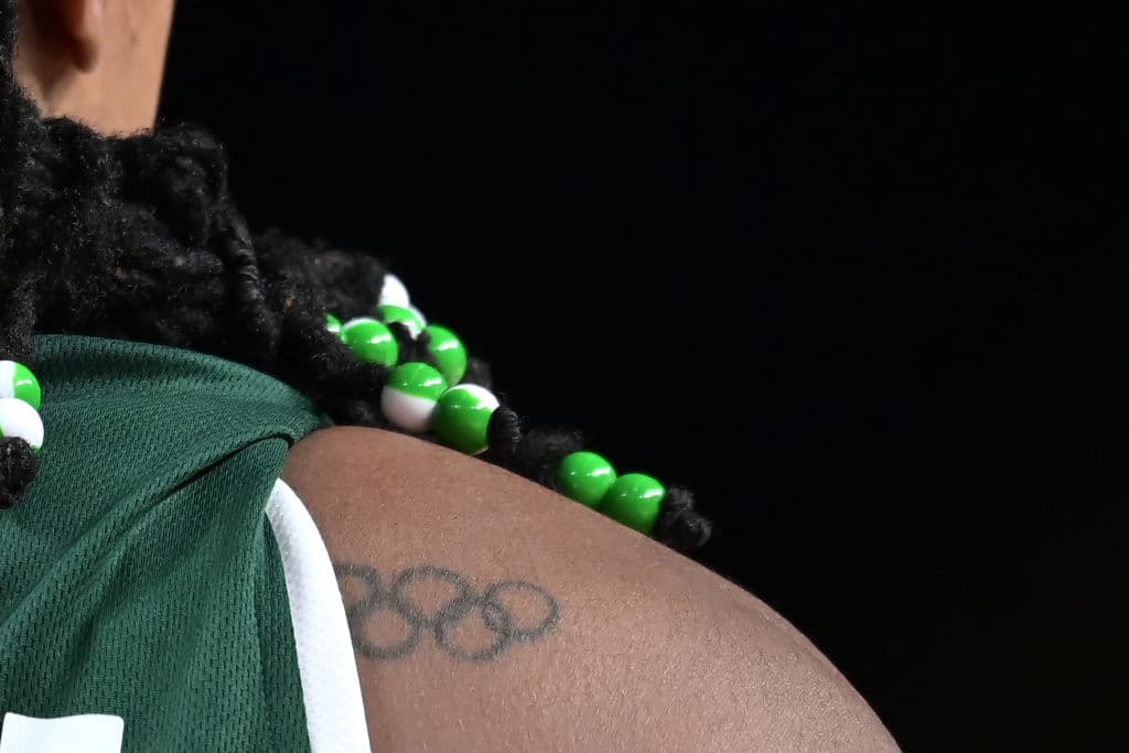 Aisha Mohammed de Nigeria antes de su partido de basquetbol.