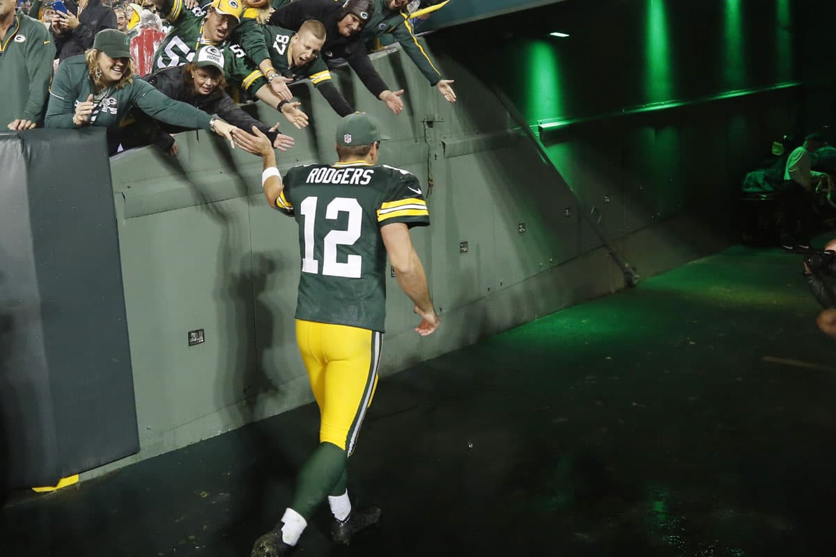 Logró su cuarto partido con al menos cinco pases de TD sin intercepciones, pasando a Brett Favre (3) en la historia del equipo.