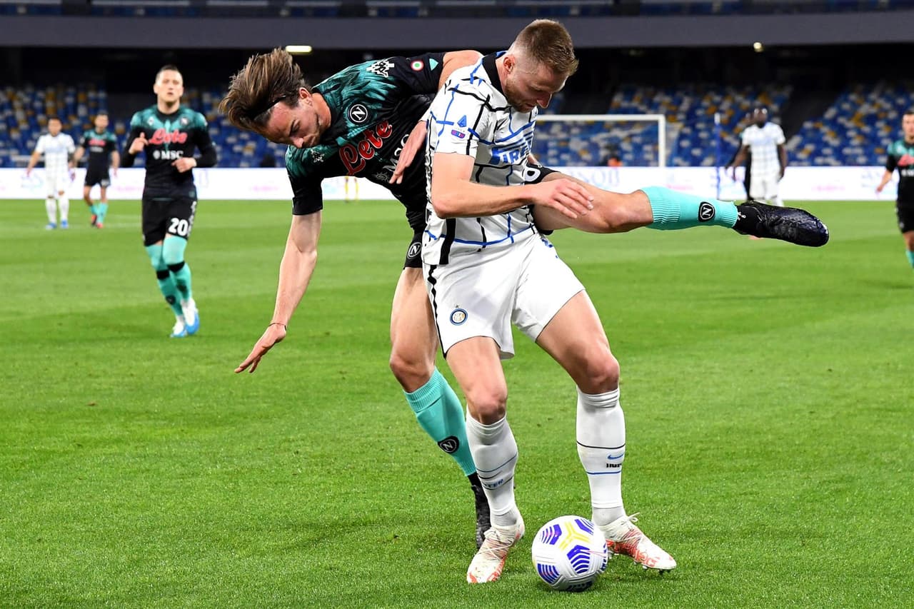 Inter y Napoli reparten puntos en el Estadio Diego Armando Maradona. Samir Handanovic marca un autogol al minuto 36 y pone a la escuadra de Gattuso un tanto arriba, pero es al minuto 55 cuando Christian Eriksen empata el marcador, durante la Jornada 31 en la Serie A. El mexicano Hirving Lozano se encuentra suspendido.