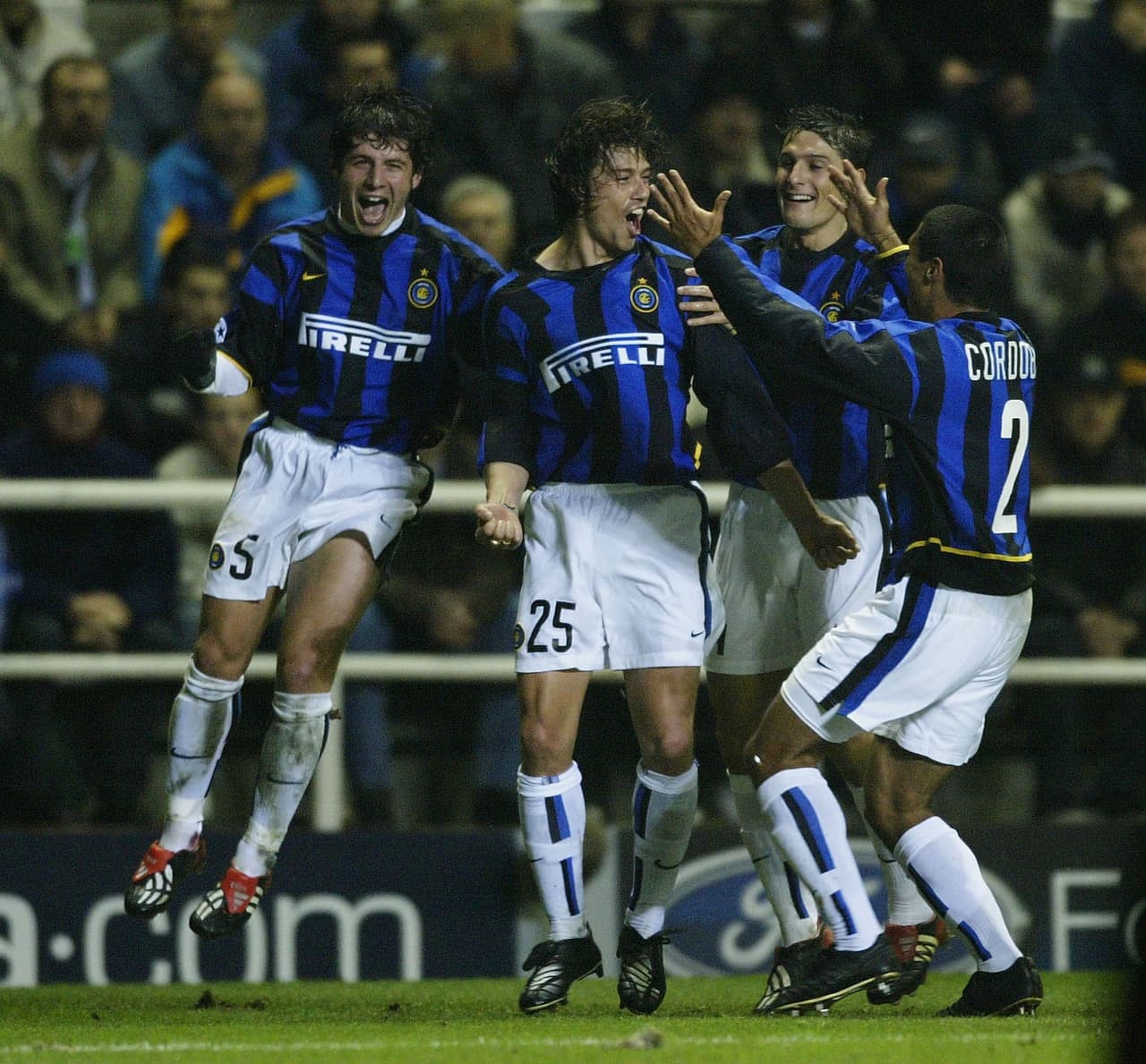 Cuando parecía que iba de salida, fichó por el Inter de Milán y su fútbol alcanzó para dos temporadas muy decentes hasta el 2004.