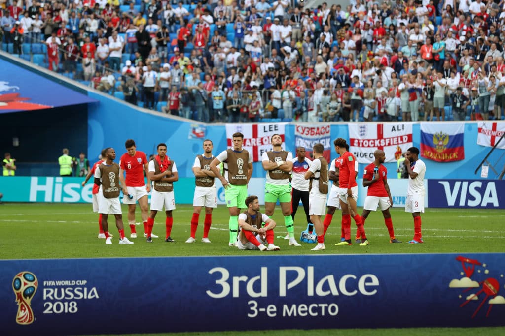 Los jugadores de Inglaterra aguardaron en el campo durante la premiación del tercer lugar.