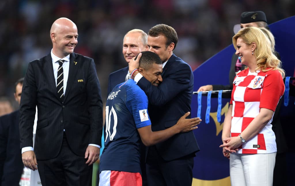Emmanuel Macron, Presidente de Francia, entrega un cálido abrazo al futbolista de 19 años Kylian Mbappé, nombrado como Mejor Jugador Joven del Mundial.