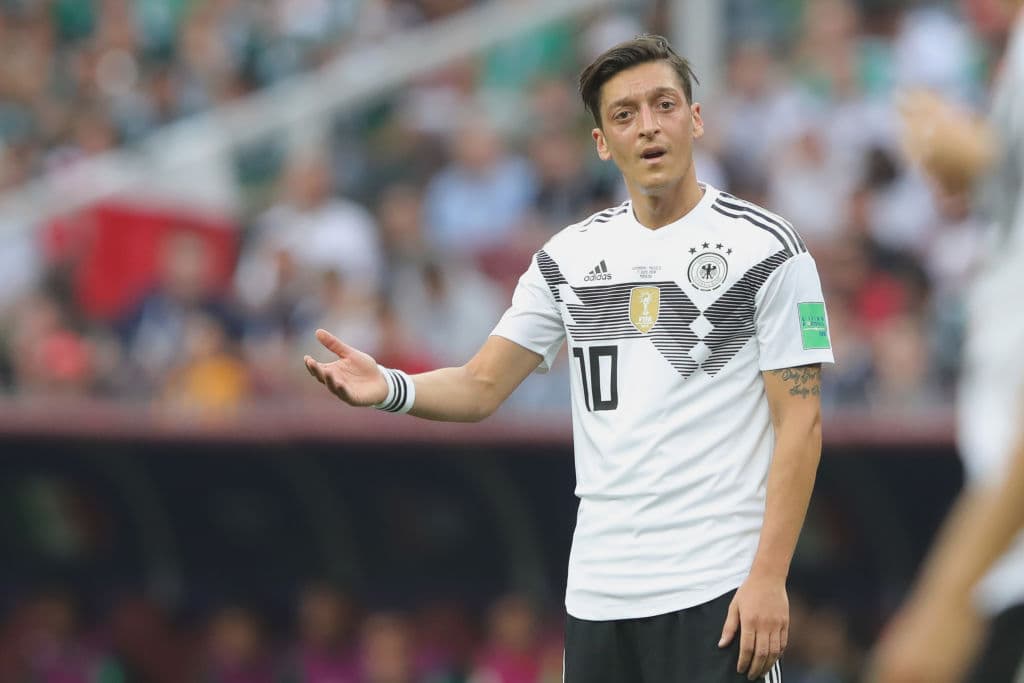 Mesut Ozil de Alemania. El 10 de la Mannschaft parece que olvidó su botella de gel en Alemania.