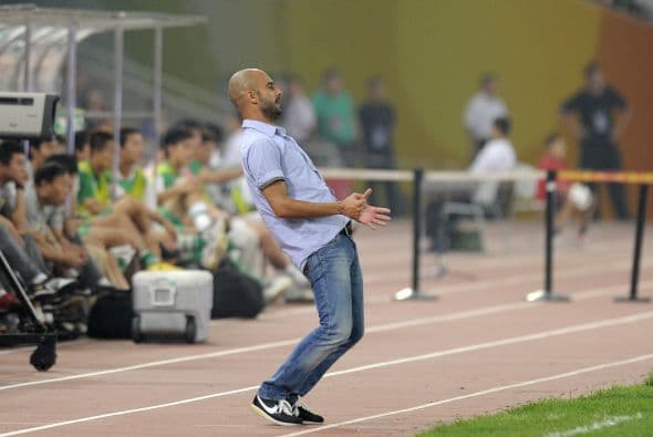 El técnico del Barcelona, Josep Guardiola, se emocionaba por las llegadas de sus dirigidos.