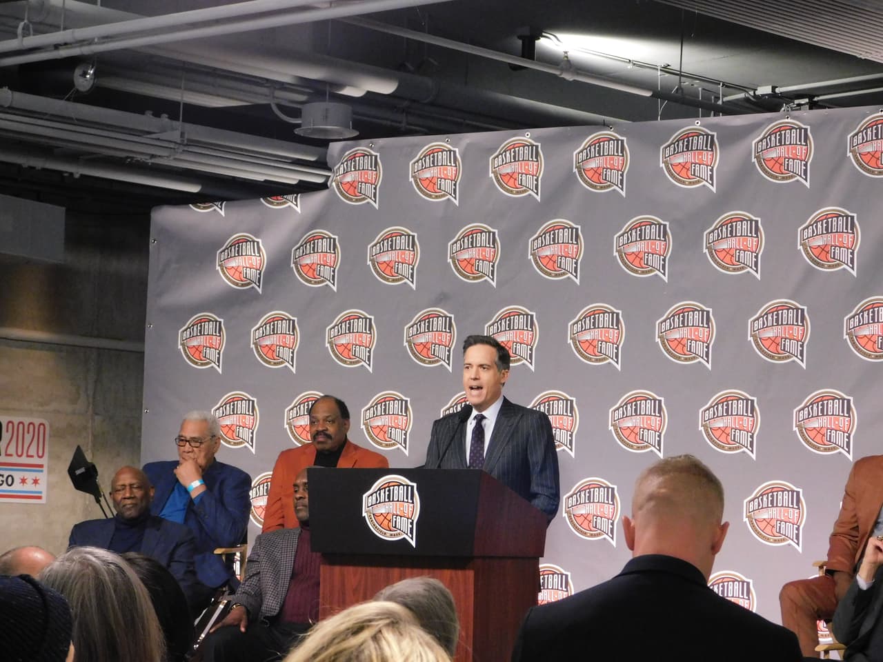 Así se vive la ceremonia para decidir que grandes estrellas de la NBA serán inmortalizados en el Salón de la Fama.