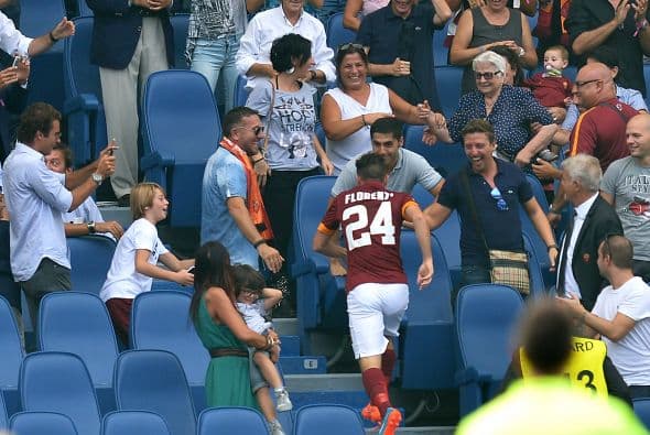 Florenzi subió por las gradas hasta llegar con su familiar que ya lo esperaba.