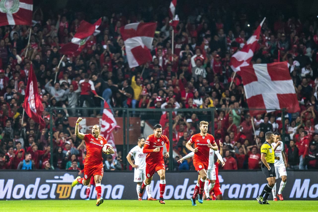 Apenas al 7’, producto de un tiro de esquina, Javier Güemez remató con un derechazo en una jugada prefabricada.
