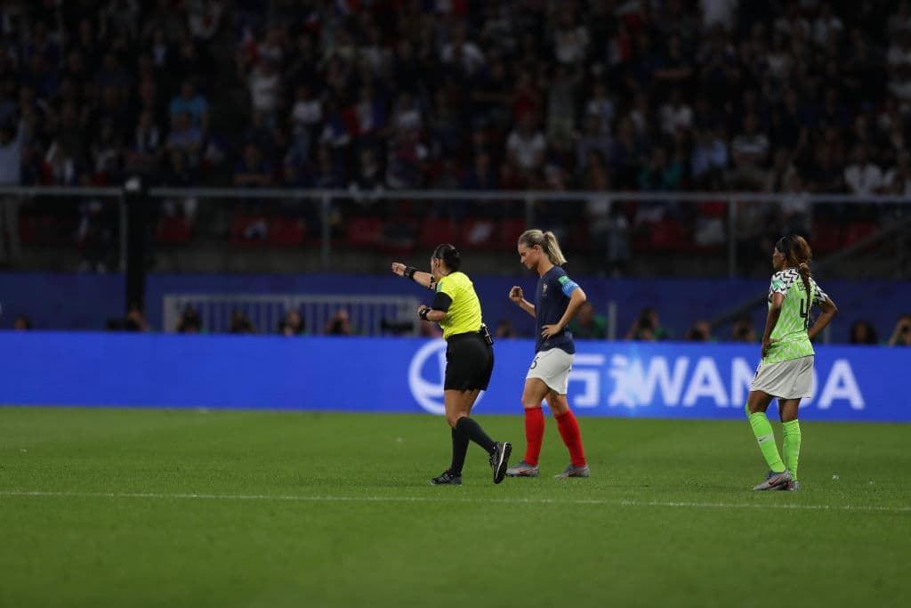 La jugada fue sujeta a revisión y la árbitro central determinó, tras la reunión con los oficiales del Video Assitance Referee, se decretó el penalti.