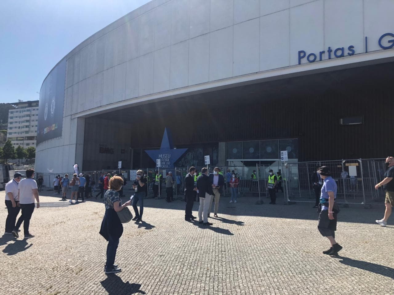 A minutos del incio del partido, los aficionados comienzan a llegar a sus lugares en el Estadio Do Dragao para disfrutar de la final de la UEFA Champions League.
