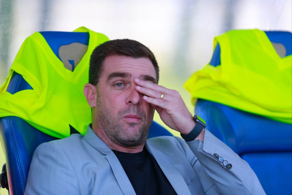 Pablo Guede, entrenador de Monarcas Morelia, lamenta el tanto anulado en su banca, aunque no lo puede creer.