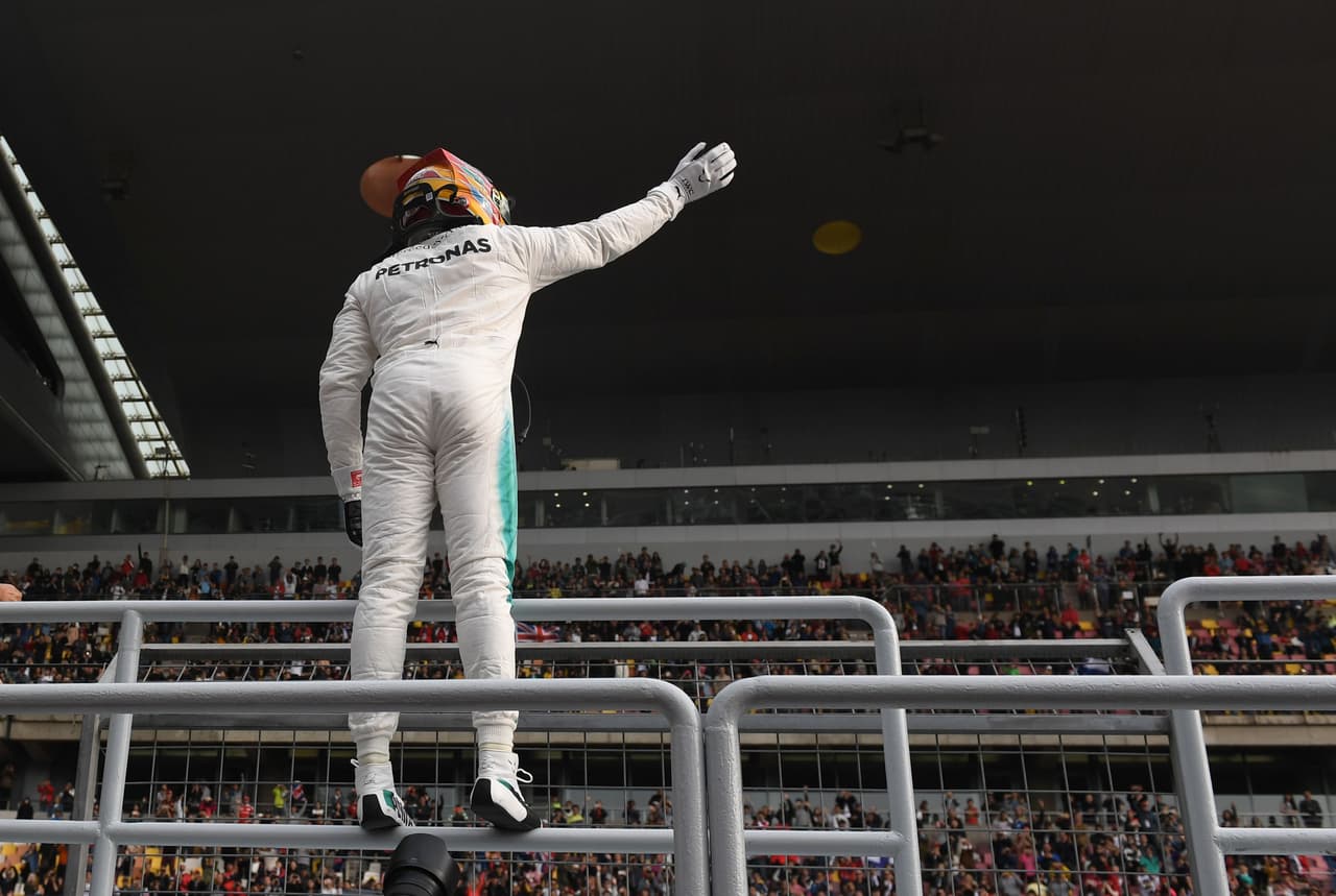 Hamilton, de 32 años, firmó la sexagésima tercera 'pole' de su carrera en F-1 al dominar la cronometrada principal, en la que cubrió, en la tercera y decisiva ronda (Q3), los 5.451 metros de la pista china en un minuto, 32 segundos y 181 milésimas.