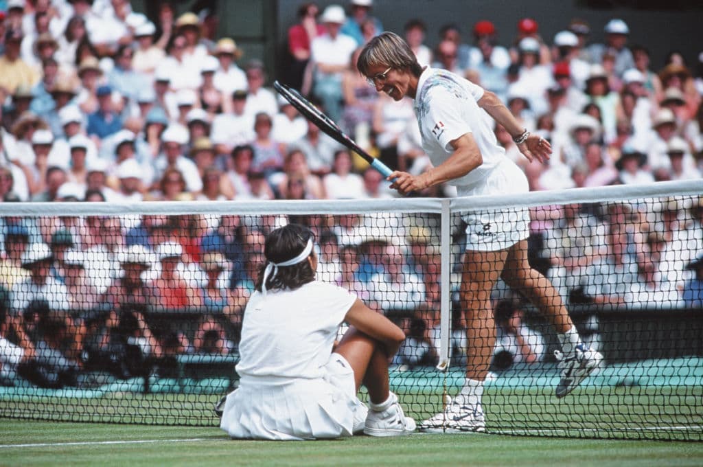 La estadounidense Martina Navratilova en charla amistosa con Gigi Fernandez en la semifinal de 1994.
