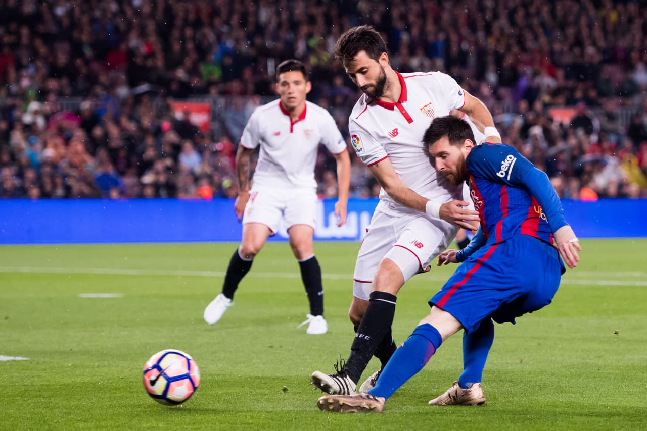 El argentino ampliaría la ventaja en el marcador con un tiro que pasó entre el arquero y los defensas tras una diagonal de Neymar.
