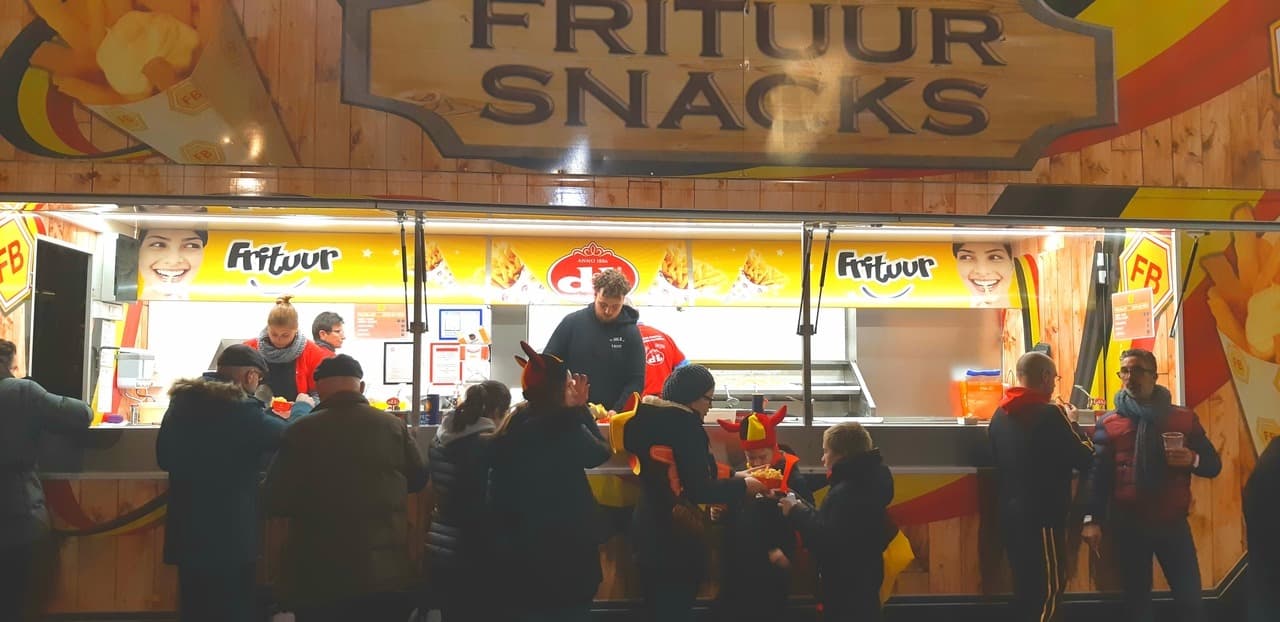 Los fanáticos que iban llegando se reunían en los puestos de comida rápida antes de que iniciara el partido.