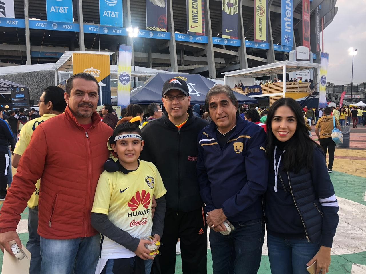 En las afueras del Estadio Azteca los fanáticos vivieron la antesala de la Semifinal entre América y Pumas.