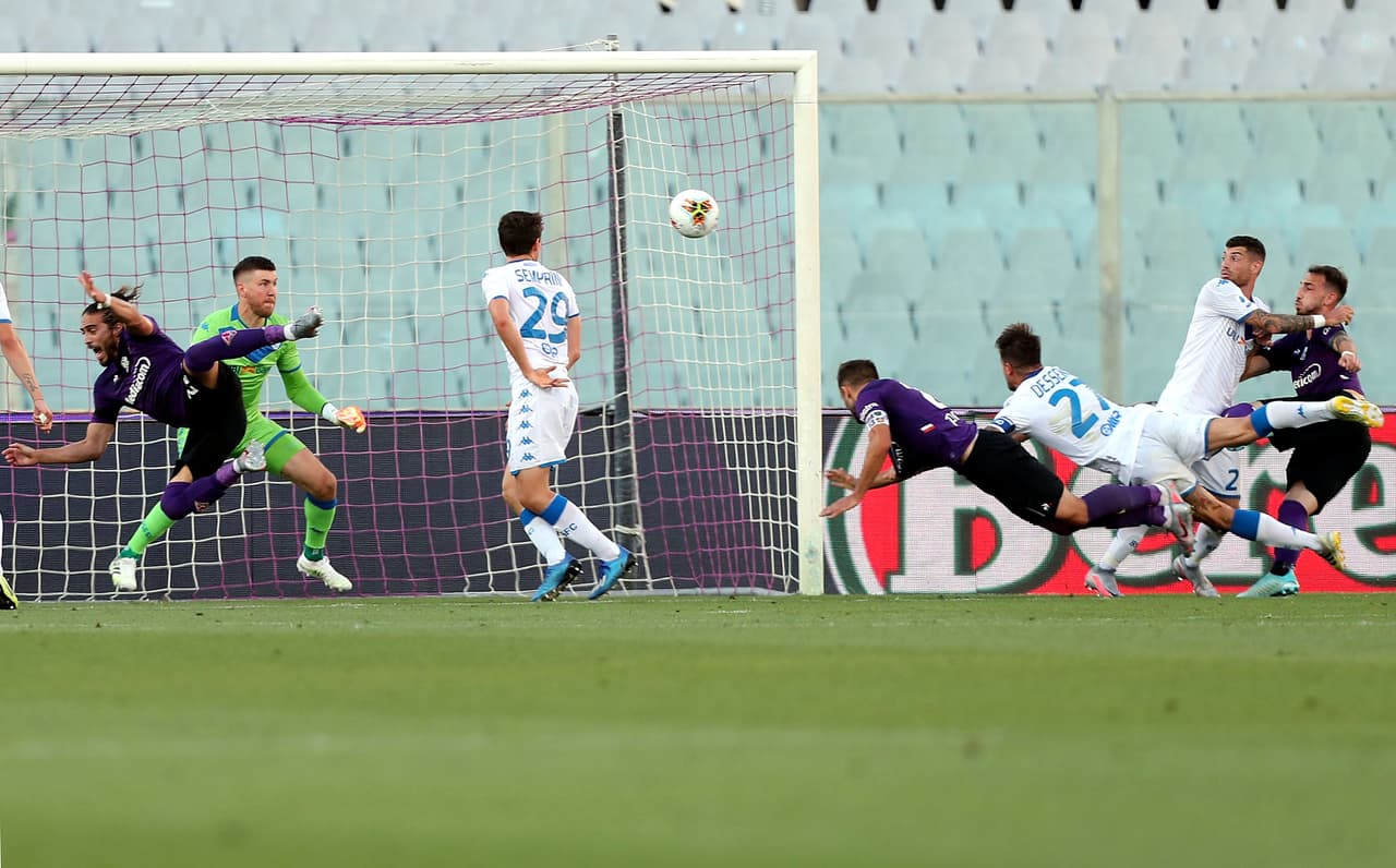 German Pezzella de Fiorentina igualó la pizarra con este cabezazo al 29'.