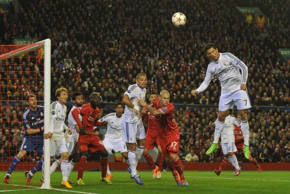 El Liverpool no pudo en casa y cayó por 0-3 ante el Real Madrid con doblete del francés Karim Benzema y uno más de Cristiano Ronaldo.