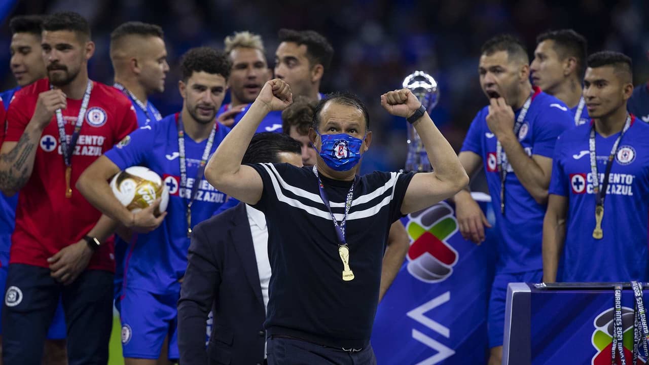 Juan Reynoso renueva contrato con Cruz Azul