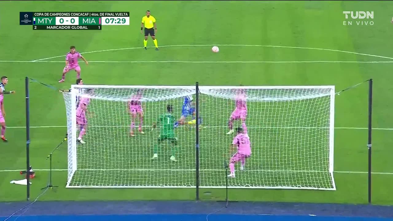 ¡TIRO ATAJADO! disparo por Brandon Vazquez.